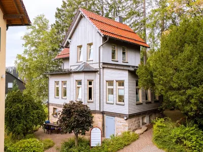 Das Gebäude in dem sich das Ferienhaus befindet