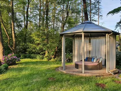 Ein Garten an der Unterkunft Apartment Wohlfühloase für Natur- und Gartenliebhaber by Interhome