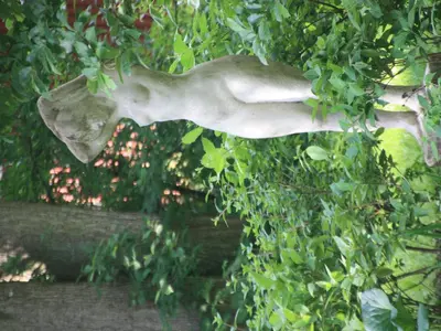 Ein Garten an der Unterkunft Apartment Wohlfühloase für Natur- und Gartenliebhaber by Interhome