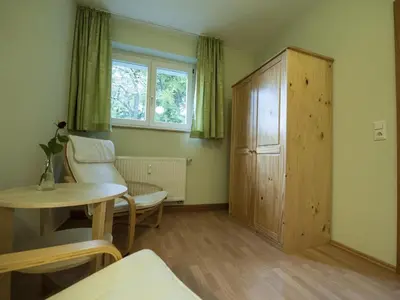 Ein Sitzbereich in der Unterkunft Apartment Wohlfühloase für Natur- und Gartenliebhaber by Interhome