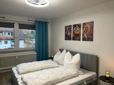 Ein Bett oder Betten in einem Zimmer der Unterkunft Ferienwohnung Bergwurm DX mit Balkon