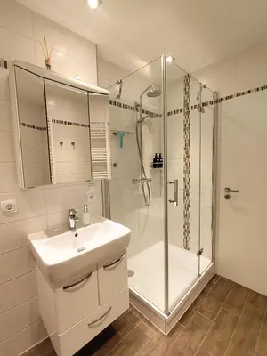 Ein Badezimmer in der Unterkunft FeWo ElMI Komfortwohnung mit Blick in die Natur - 2 Schlafzimmer - 2 Bäder - inklusive Parkplatz - inklusive Aufzug