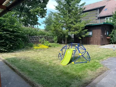 Ein Kinderspielbereich in der Unterkunft Stadtblick Ferienwohnung
