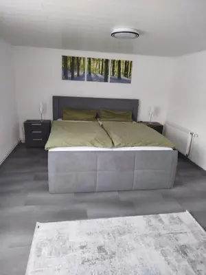 Ein Bett oder Betten in einem Zimmer der Unterkunft FeWo Waldblick