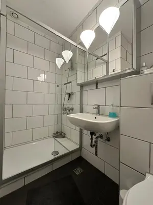 Ein Badezimmer in der Unterkunft Modern Seeblick Balkon 2 Min zur Gondel