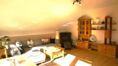 Ein Sitzbereich in der Unterkunft 4 Personen Ferienwohnung im Wald mit Kamin, 84m², 3 Zimmer
