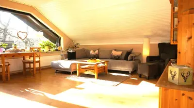 Ein Sitzbereich in der Unterkunft 4 Personen Ferienwohnung im Wald mit Kamin, 84m², 3 Zimmer