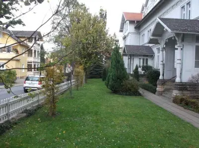 Ein Garten an der Unterkunft Ferienwohnung Residenz am Badepark Nikolaus