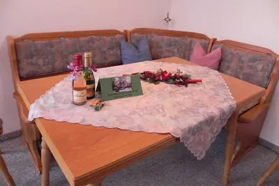 Ein Sitzbereich in der Unterkunft Ferienwohnung Residenz am Badepark Nikolaus