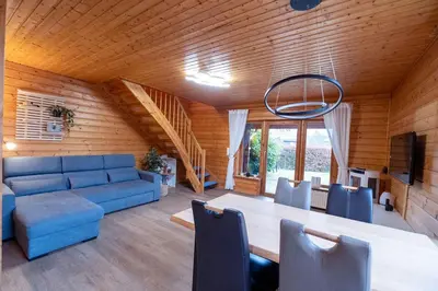 Ein Sitzbereich in der Unterkunft Feriendorf Blauvogel Blauvogel 36