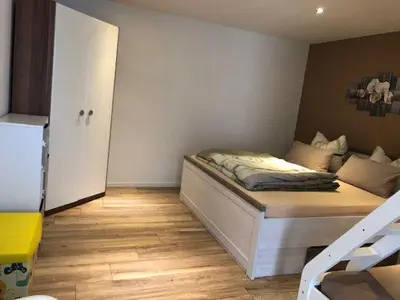 Ein Bett oder Betten in einem Zimmer der Unterkunft Bungalow „Am Eichholz“ in Ilsenburg – Hundefreundlich & naturnah