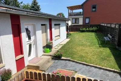 Ein Garten an der Unterkunft Bungalow „Am Eichholz“ in Ilsenburg – Hundefreundlich & naturnah