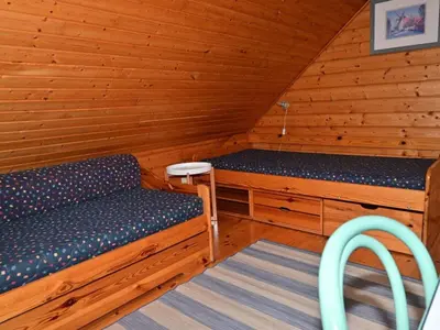 Ein Sitzbereich in der Unterkunft Ferienhaus im Holzblockstil im Naturerlebnisdorf Blauvogel
