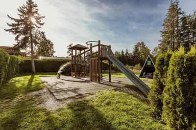 Ein Kinderspielbereich in der Unterkunft Ferienhaus im Holzblockstil im Naturerlebnisdorf Blauvogel