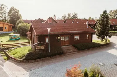 Das Gebäude in dem sich das Ferienhaus befindet