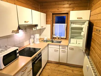 Küche/Küchenzeile in der Unterkunft Holzblock-Ferienhaus im Naturerlebnisdorf Blauvogel
