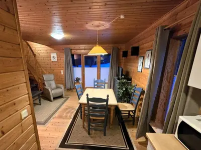 Ein Sitzbereich in der Unterkunft Holzblock-Ferienhaus im Naturerlebnisdorf Blauvogel
