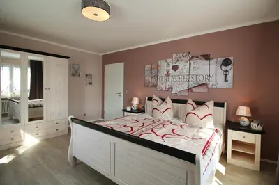 Ein Bett oder Betten in einem Zimmer der Unterkunft Ferienhaus SweetHome - eingezäunter Garten - 3 Hunde willkommen - ruhige Sackgasse
