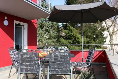 Ein Balkon oder eine Terrasse in der Unterkunft Ferienhaus SweetHome - eingezäunter Garten - 3 Hunde willkommen - ruhige Sackgasse