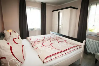 Ein Bett oder Betten in einem Zimmer der Unterkunft Ferienhaus SweetHome - eingezäunter Garten - 3 Hunde willkommen - ruhige Sackgasse