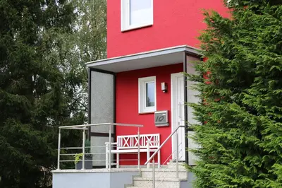 Das Gebäude in dem sich das Ferienhaus befindet