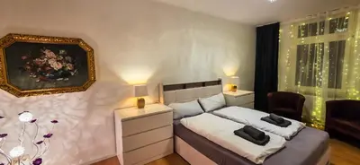 Ein Bett oder Betten in einem Zimmer der Unterkunft Premium Gruppen-Apartments in Gründerzeit-Villa mit Schlossblick und Parkplatz 16 Gäste