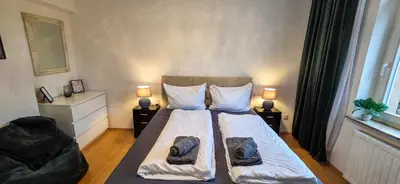 Ein Bett oder Betten in einem Zimmer der Unterkunft Premium Gruppen-Apartments in Gründerzeit-Villa mit Schlossblick und Parkplatz 16 Gäste