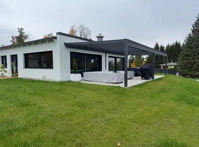 Das Gebäude in dem sich das Ferienhaus befindet