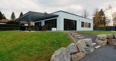 Das Gebäude in dem sich das Ferienhaus befindet
