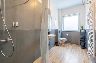 Ein Badezimmer in der Unterkunft home4stays Apartmenthaus in Top-Lage an der Wurmbergseilbahn