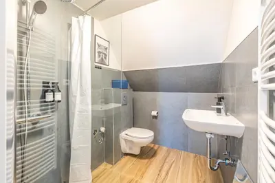 Ein Badezimmer in der Unterkunft home4stays Apartmenthaus in Top-Lage an der Wurmbergseilbahn