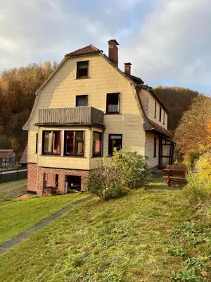 Das Gebäude in dem sich das Ferienhaus befindet