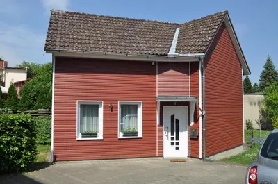 Das Gebäude in dem sich das Ferienhaus befindet