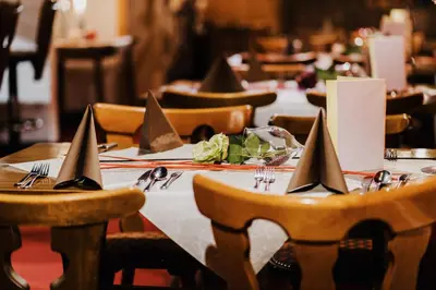 Ein Restaurant oder anderes Speiselokal in der Unterkunft Hotel Achtermann