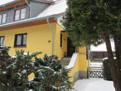 Das Gebäude in dem sich das Ferienhaus befindet
