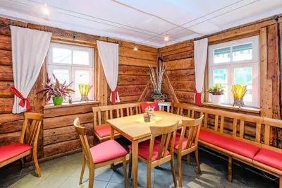 Ein Sitzbereich in der Unterkunft Hotel Garni und Gaststätte Zum Holzfäller