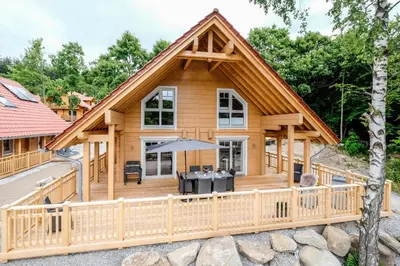 Das Gebäude in dem sich das Ferienhaus befindet