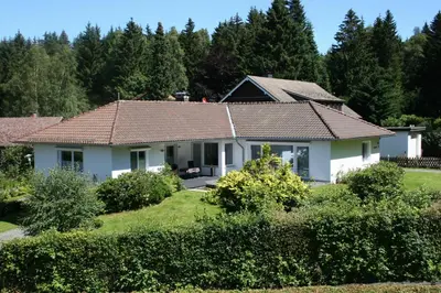 Das Gebäude in dem sich das Ferienhaus befindet
