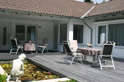 Das Gebäude in dem sich das Ferienhaus befindet