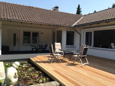 Das Gebäude in dem sich das Ferienhaus befindet