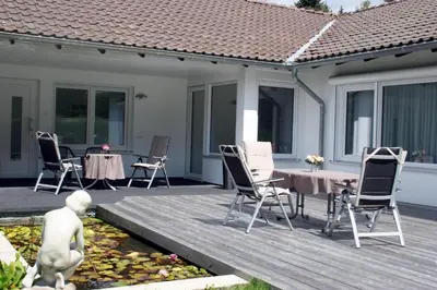 Das Gebäude in dem sich das Ferienhaus befindet