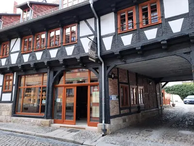 Eine Fassade oder ein Eingang zu Apartments anno 1560