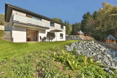 Das Gebäude in dem sich das Ferienhaus befindet