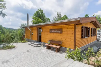 Das Gebäude in dem sich das Ferienhaus befindet