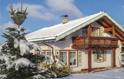 Das Gebäude in dem sich das Ferienhaus befindet