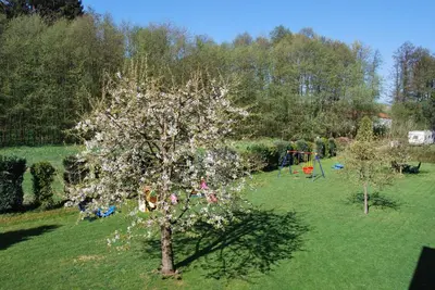 Ein Garten an der Unterkunft Ferienwohnung Stricker Typ A, Balkon 1/3
