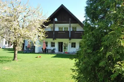 Ein Garten an der Unterkunft Ferienwohnung Stricker Typ A, Balkon 1/3