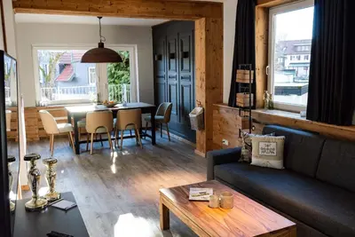 Ein Sitzbereich in der Unterkunft StrandBerg's Die Hütten 550 üNN