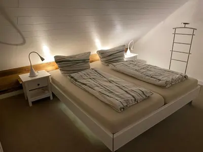 Ein Bett oder Betten in einem Zimmer der Unterkunft Lina's Ferienwohnungen - zwei moderne FeWos mit Sauna im Haus und fantastischem Ausblick