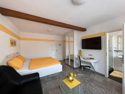 Ein Bett oder Betten in einem Zimmer der Unterkunft Hotel und Pension Am Burchardikloster